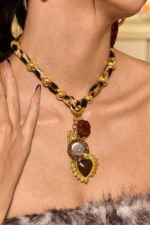 Leopard chocker