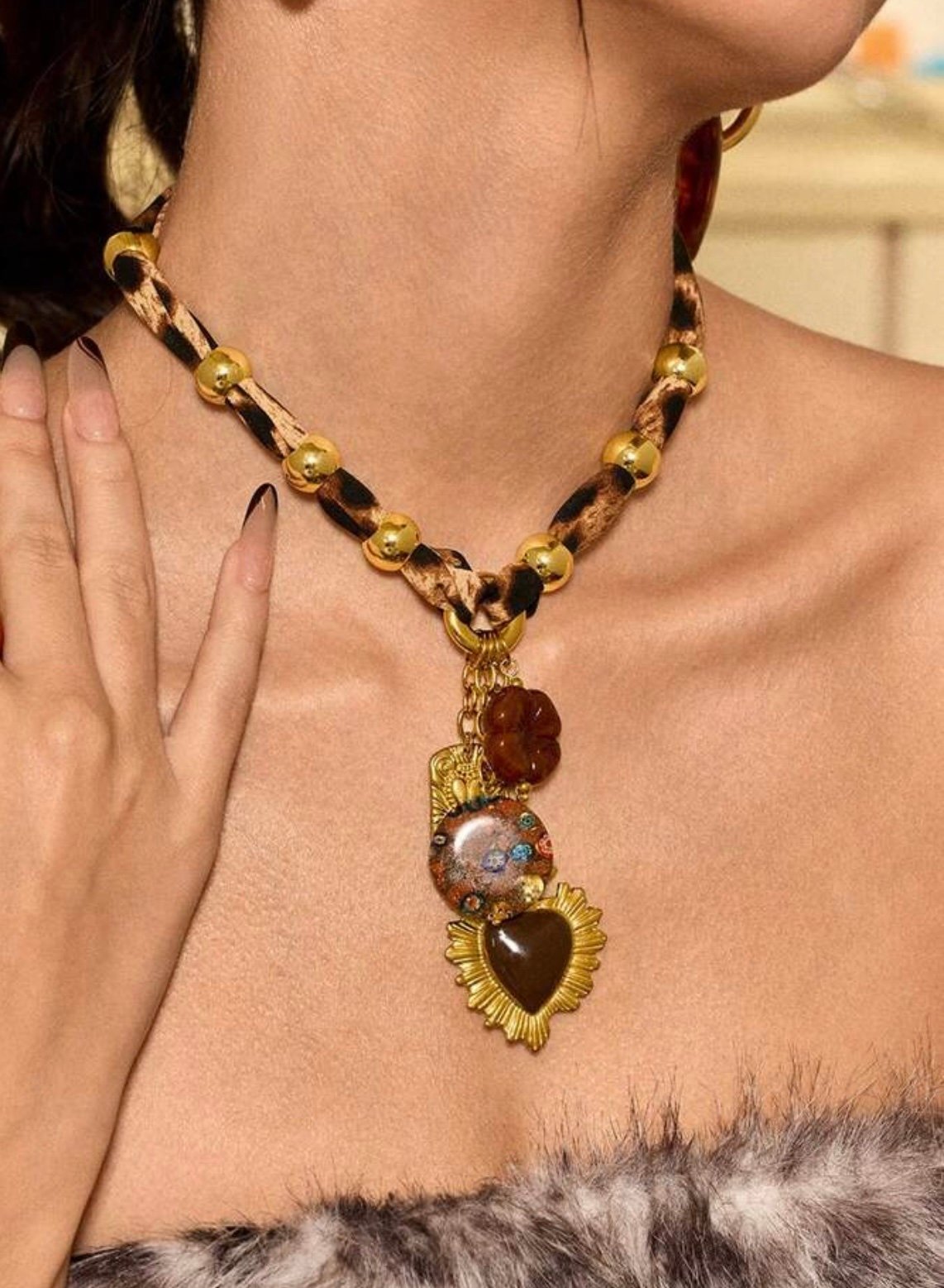Leopard chocker